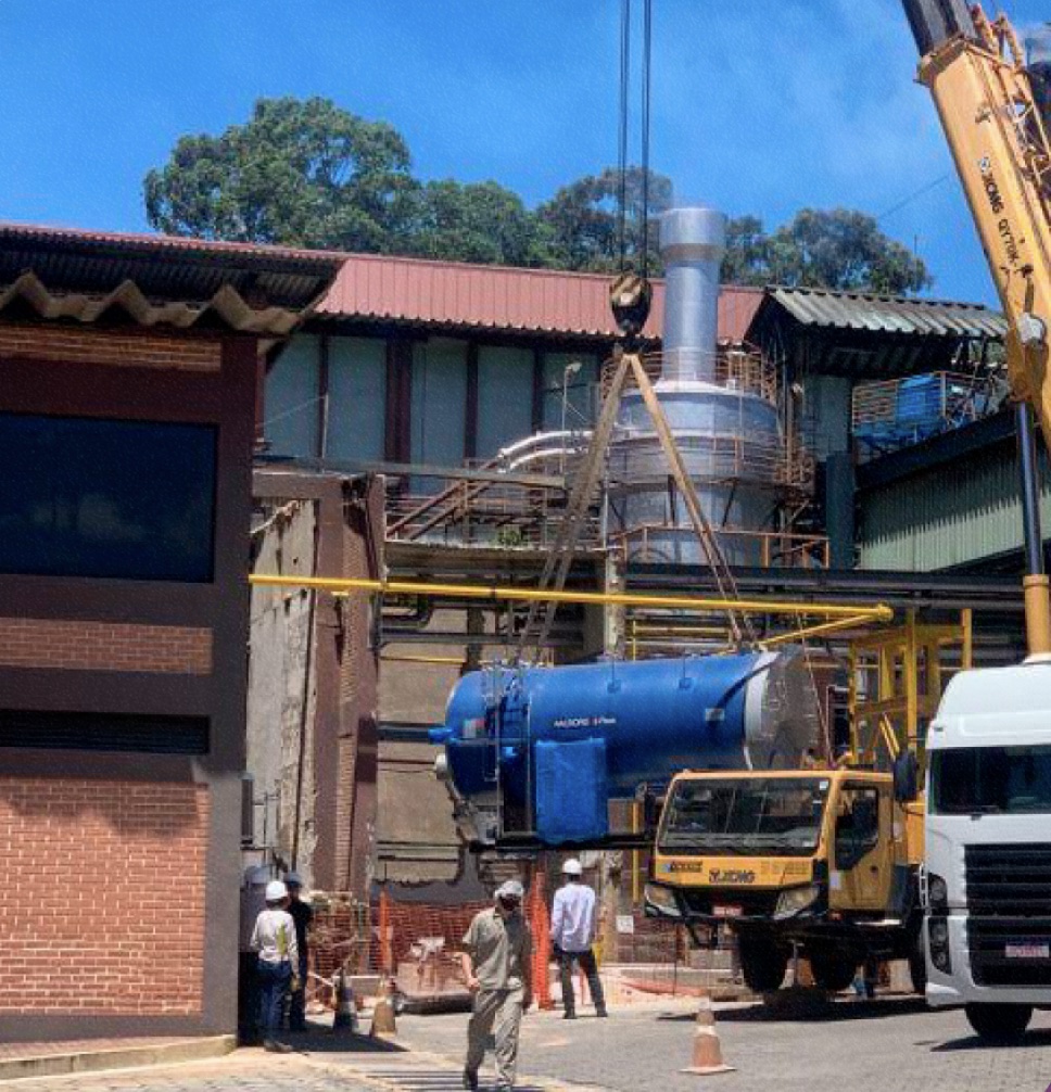 Equipe HTE em operação de içamento de equipamento industrial