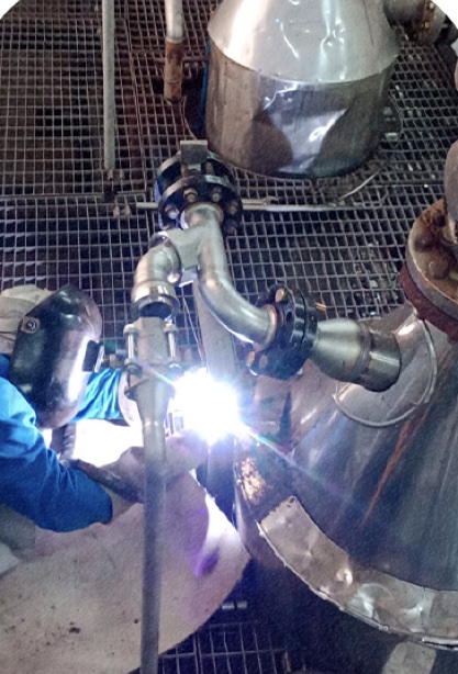 Profissional da HTE executando serviço de solda industrial